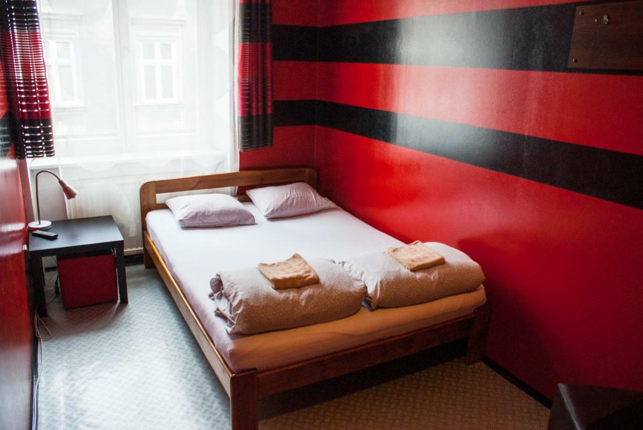 Smocza Jama Hostel Krakau Exterior foto