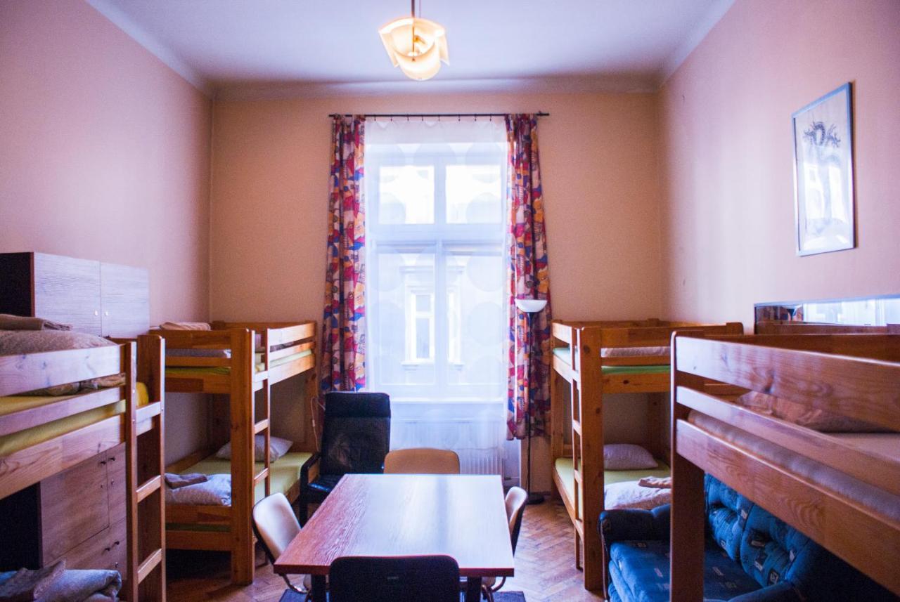 Smocza Jama Hostel Krakau Exterior foto